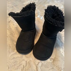 Ugg- boot baley button